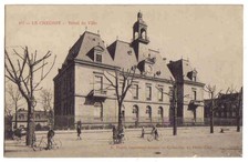 CPA - SAÔNE et LOIRE - LE CREUSOT - Hôtel de Ville ( Petite animation )