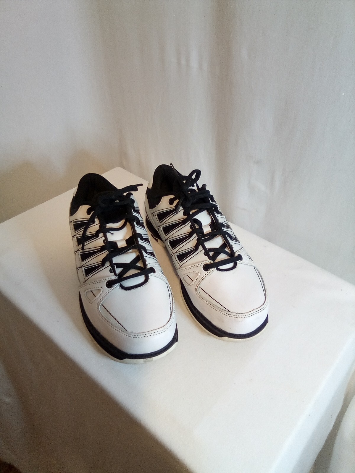 Size 8 Style M017 Arrow. White/black. Ec