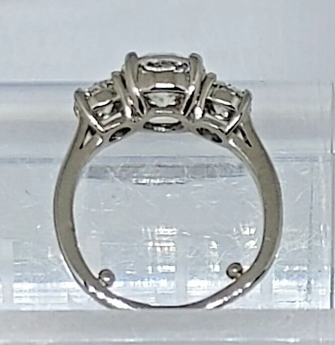 Anillo redondo de moissanita de tres piedras tamaño 5,5, 3cttw ~ 8 mm centro con 2 ~ 5 mm en el lado Foto 4 de 4