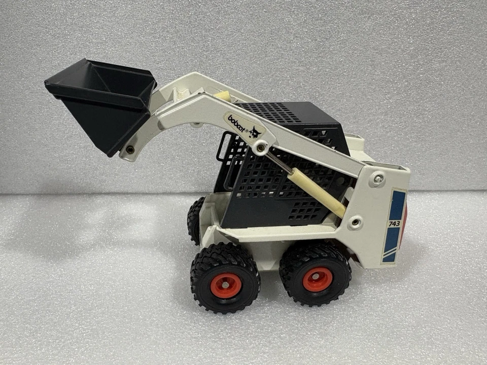 Bobcat Loader 743 Melroe Clover 1:19 Scale Die cast Model #4431 Vintage Red Box - Image 3 of 4