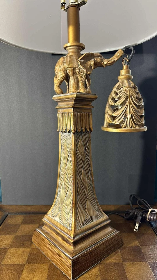 Bonita lámpara de mesa de polietileno con acabado de bronce Dillian con luz nocturna de campana de elefante Foto 2 de 4