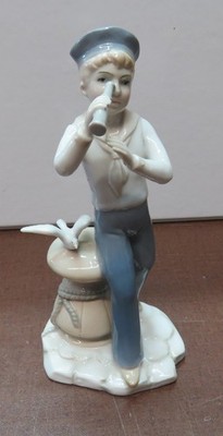 Japanische Porzellanfigur von Kato Kogei:  Matrose mit Fernrohr