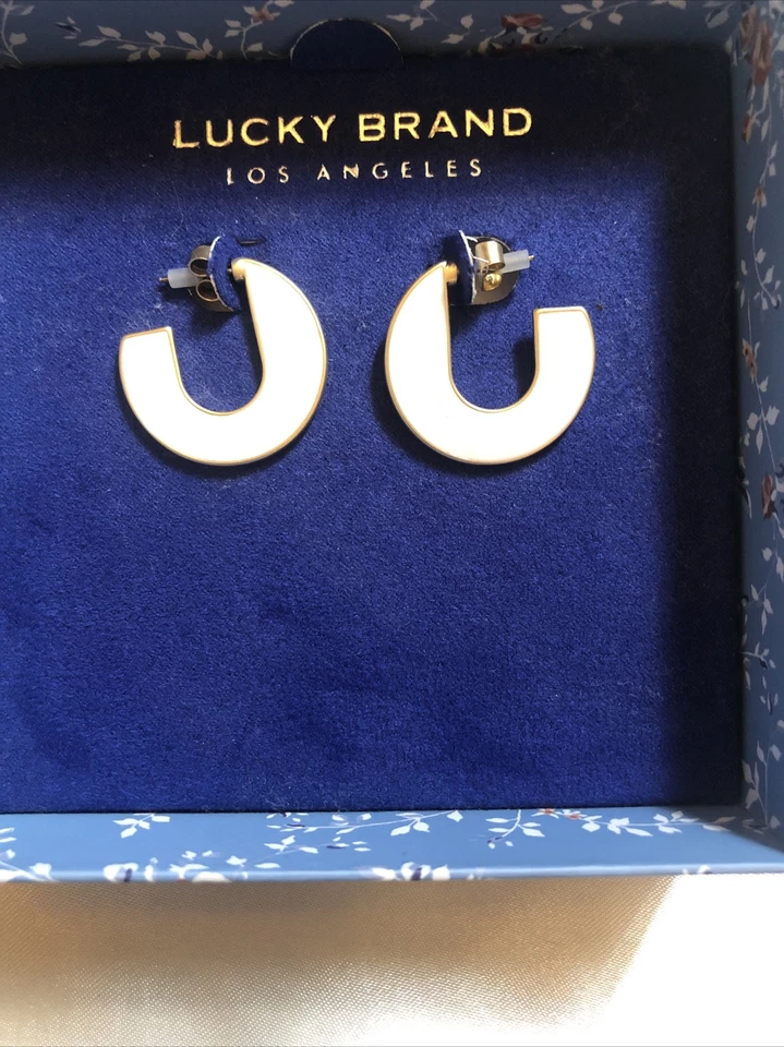 Brincos de argola plana em forma de U tom dourado e esmalte branco Lucky Brand novo na caixa - Imagem 3 de 4