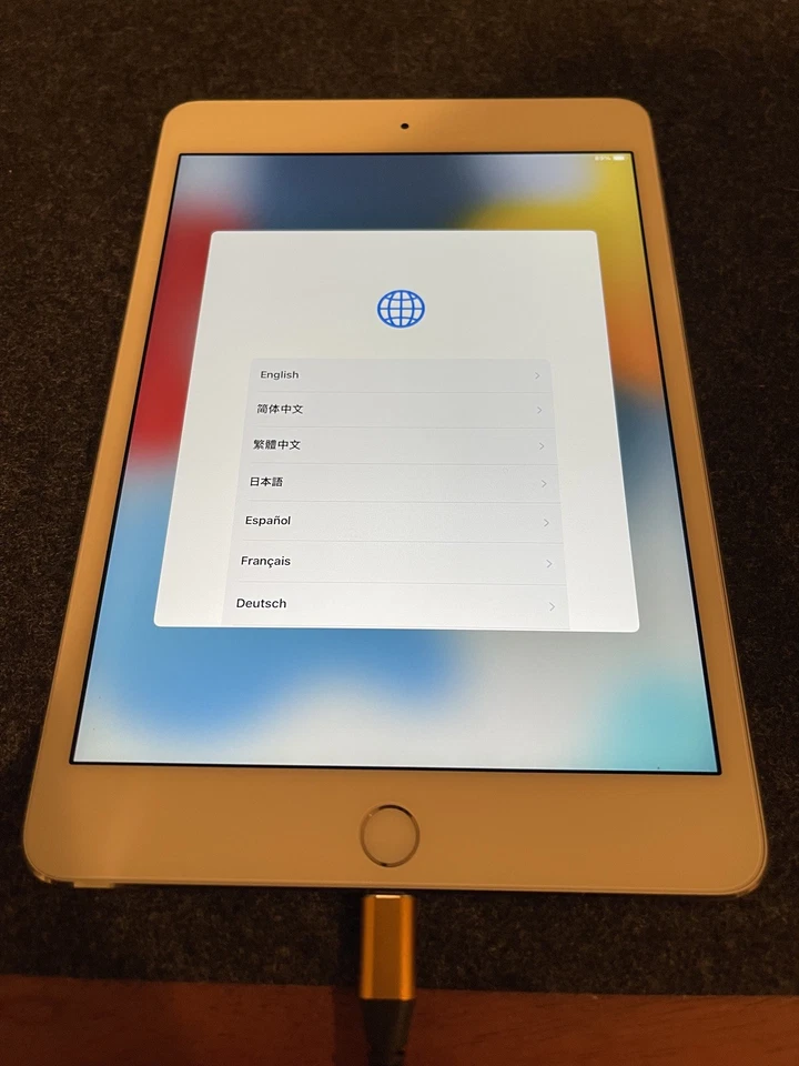 Apple iPad Mini 4 128GB WiFi silver - Image 3 of 3