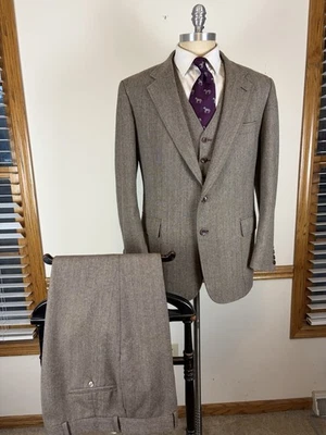 VINTAGE PATRICK JAMES WOOL BROWN HERRINGBONE TWEED 3 PIECE SUIT SIZE 46 X 38 - Image 1 of 4