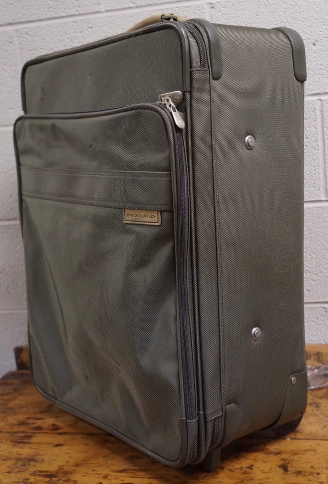Briggs & Riley U24S-4 Superlight Series 24 Inch Upright Luggage. - Image 3 of 4