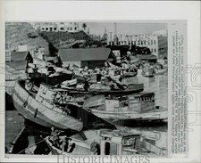 Foto de prensa 1960 barcos lavados en tierra después de la ola de marea, ciudad de Kushiro, Japón