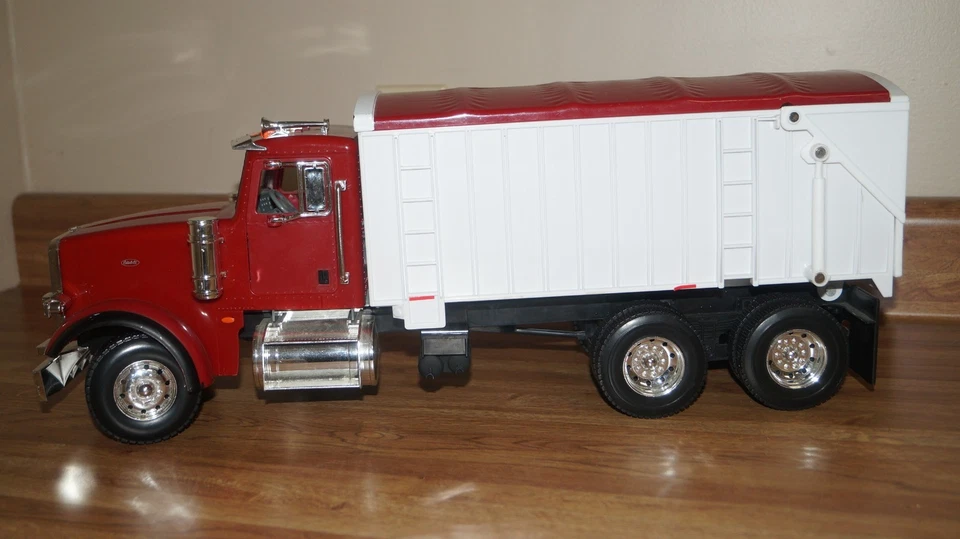 Camión de volteo Peterbilt Big Farm Grain de colección por ERTL 21,3" DE LARGO por 8,0" de ALTO Foto 2 de 4