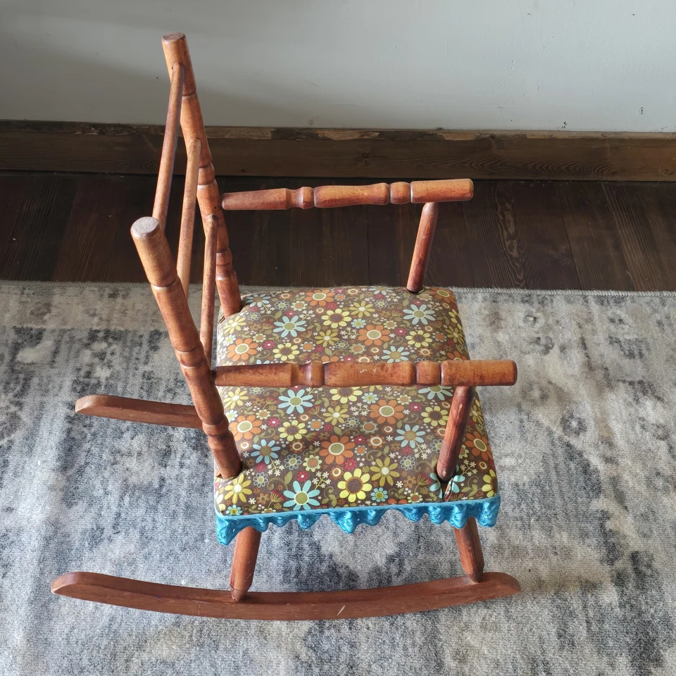 Cadeira de balanço infantil vintage charmosa de madeira com assento coberto de tecido vintage - Imagem 4 de 4