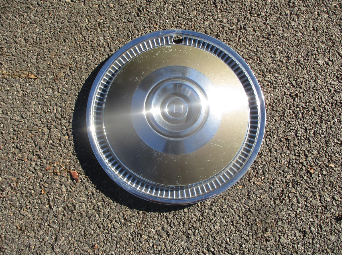 One 1974 to 1978 AMC Concord Pacer Matador 14 inch hubcap wheel