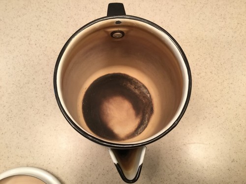 Cafetera vintage esmaltada de 6,25" de alto blanca con perilla faltante negra - Imagen 9 de 11