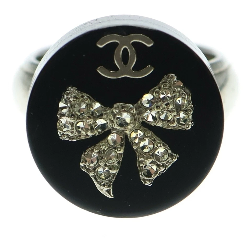 Anel de fita Chanel Coco Mark strass usado 52dc7829d944c9d0b616d2a8cec27246 - Imagem 4 de 4