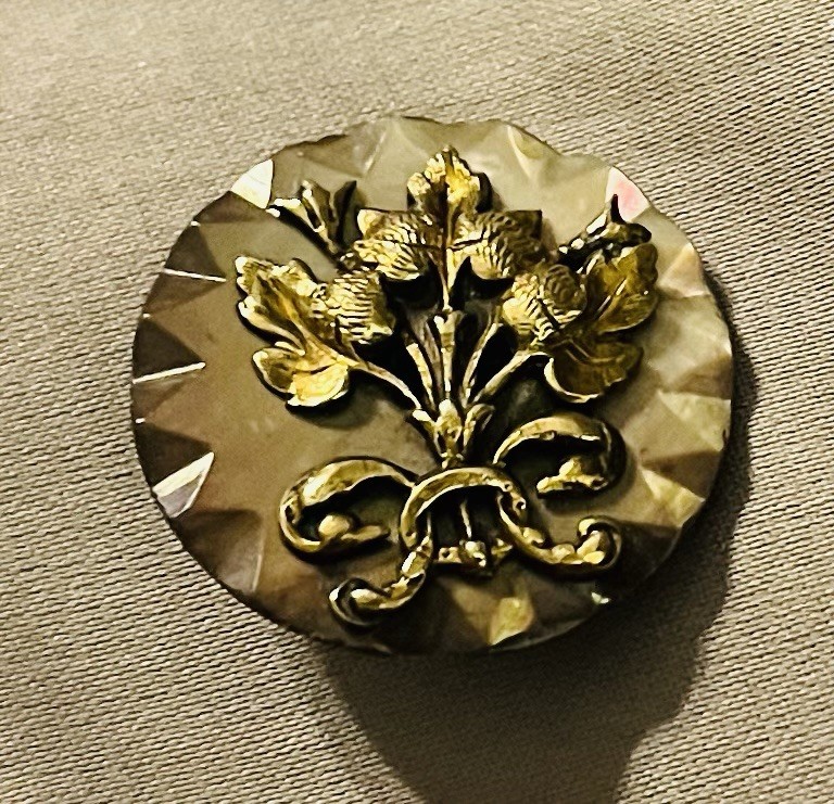 Ex Rare antique SPRAY OF ACORNS appliqué On MOP button, ca., 1890s/early 1900s
