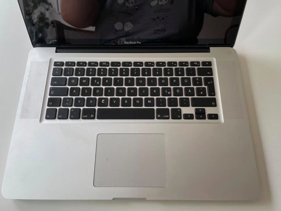 Apple MacBook Pro 15 Zoll Ende 2011 ohne Fettplatte aber funktionstüchtig - Bild 3 von 4