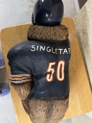 Chicago Bears Statue, Staley Da Bear, trägt Football Helm und Trikot 50. - Bild 5 von 6