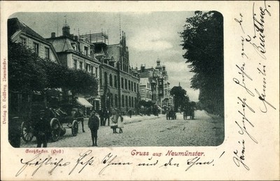 Ak Neumünster in Schleswig Holstein, Blick in eine Straße, Passanten - 10173174
