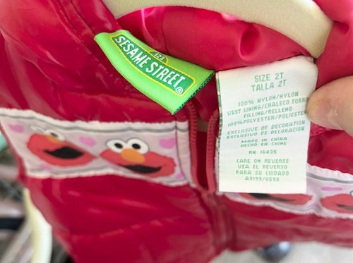 Sesamstraße Kleinkind rot Nylon gefütterte Weste Kapuze durchgehender Reißverschluss 2T gebraucht, in einwandfreiem Zustand - Bild 3 von 3