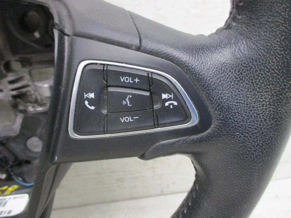 Volante Ford Focus 2016 con control de audio y crucero OEM Foto 3 de 4