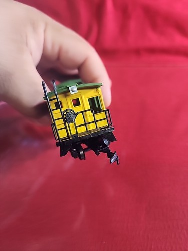 Bachmann HO Burlington Northern Diesel Locomotive #9710, & Caboose #11455.Tested - Picture 9 of 11