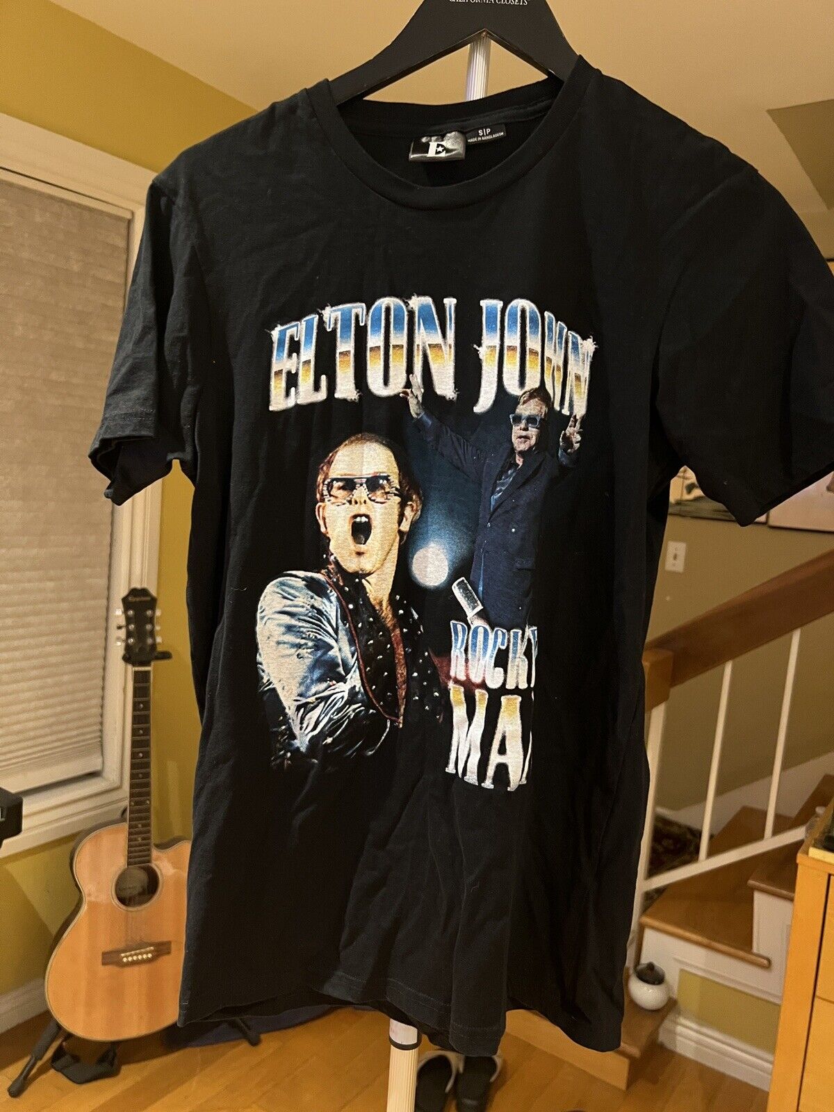 elton john t shirt small black - image 1