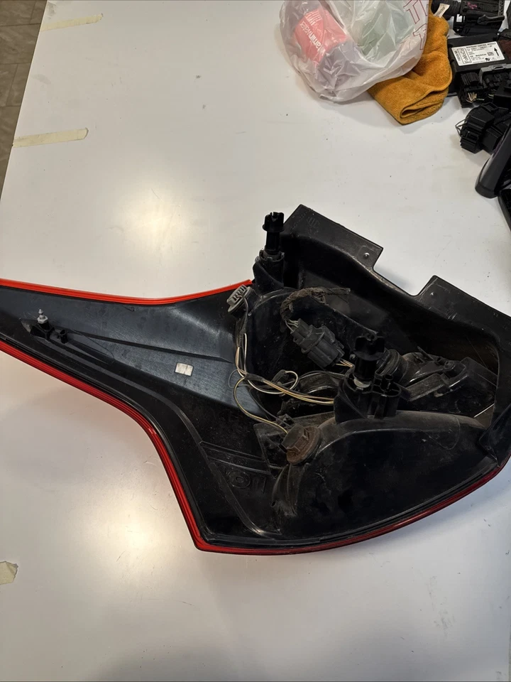 2012-2014年福特福克斯白炽灯右侧尾灯总成原始设备制造商 — 第 2/3 张图片