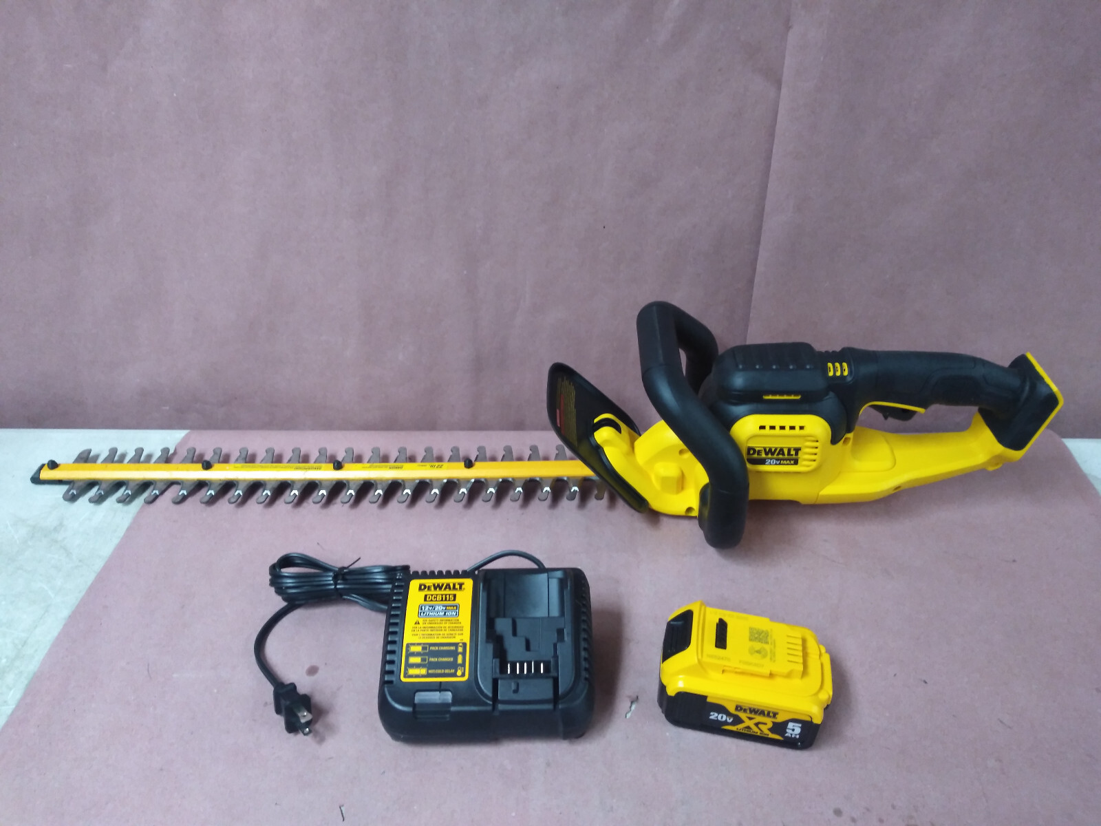 DEWALT DCHT820P1 20V MAX LiIon 22" Hedge Trimmer Kit (5 Ah) Complete