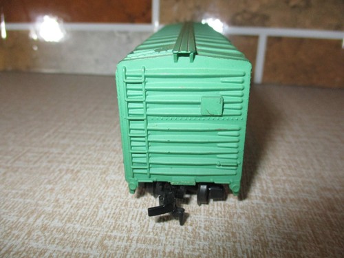 HO Scale Penn Central Box Car Green & White Train Rail Setup Piece Replica Train - Picture 6 of 12