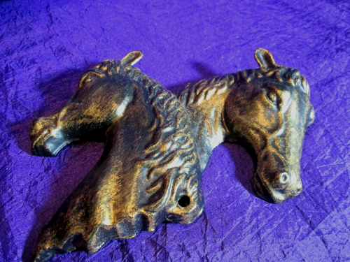 Vintage Beautiful Cast Pop Metal Two Horse Heads Busts Wall Plaque Goldish Color - Picture 3 of 11