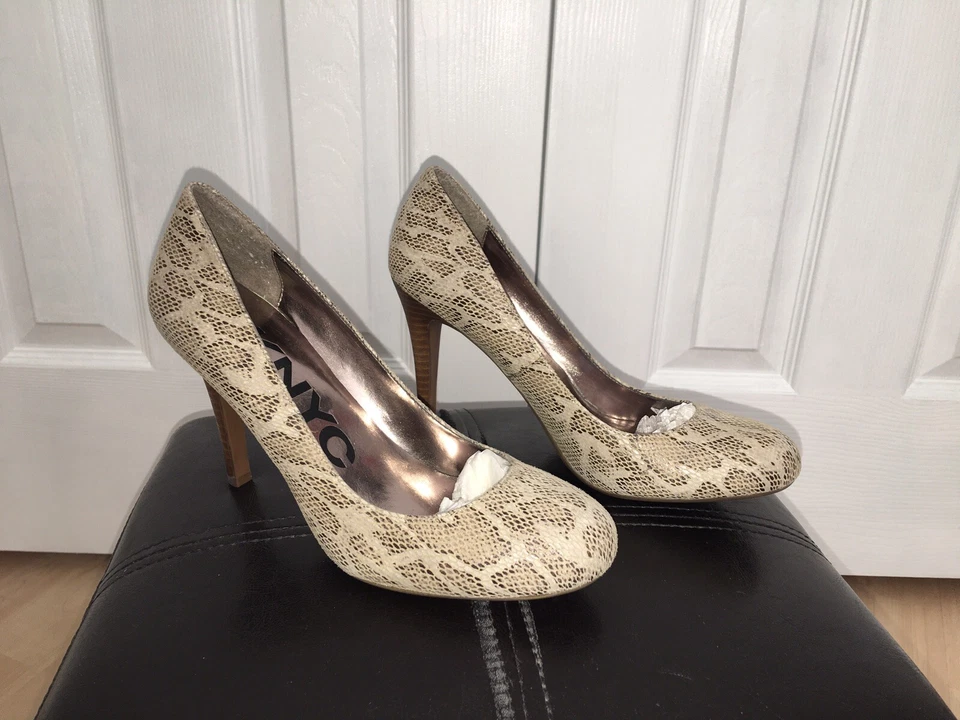 Zapatos de tacón de aguja DKNYC TIFFANY serpiente bronceado claro nuevos con caja talla 7M venta al por menor $98 NUEVO Foto 3 de 4