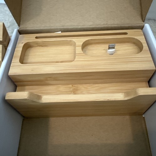 3 in 1 Wireless Charging Station 20W Fast Charge- Premium Bamboo Stand - Zdjęcie 2 z 3
