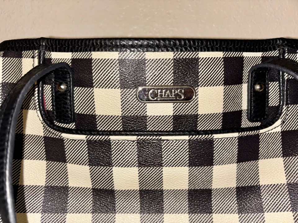 Cartera de Mano CHAPS Mediana Blanca y Negra a Cuadros con Forro Rojo Usada en Excelente Condición Foto 4 de 4