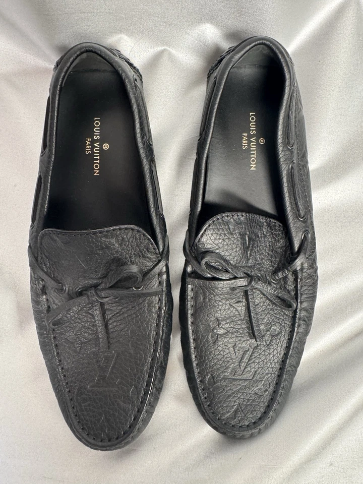 Mocasines Louis Vuitton de cuero negro en relieve Foto 2 de 4