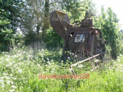 FOTO BETONMISCHER BEI DUNS TEW A PARKER MODELL 75 MISCHER AUF EINEM UNBENANNTEN BAUERNHOF