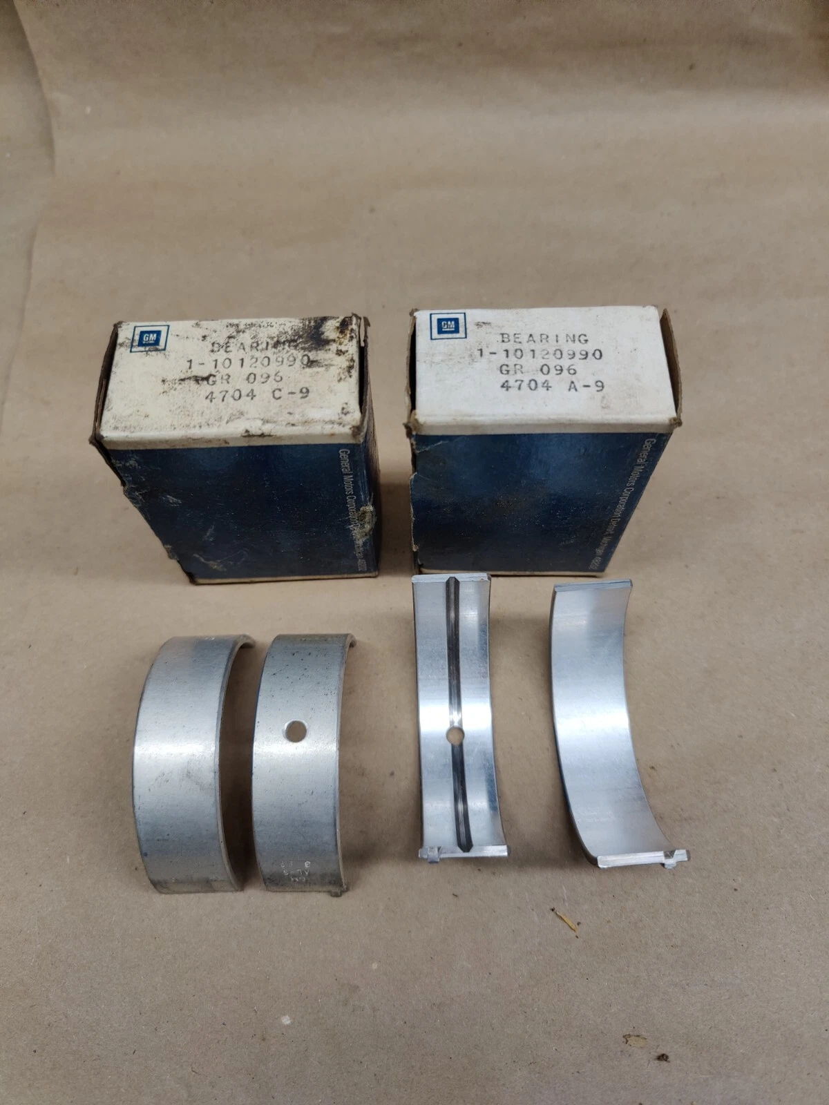 NOS OEM 1982-02 Chevy 5.0L V8 crankshaft main bearing GM #: 10120990 - Picture 1 of 2