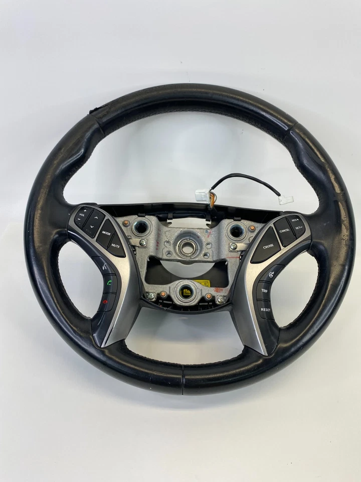 Volante Hyundai Elantra GT 2013-2017 con conjunto de interruptores de control OEM Foto 2 de 4
