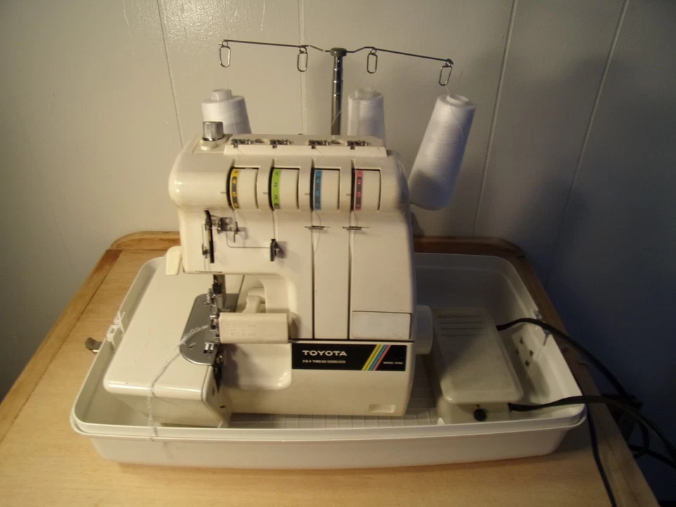 丰田 6700 Serger 3/4 螺纹缝纫机带手提存储盒-已测试! — 第 2/4 张图片