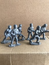 Vintage 6 lead toy soldiers  