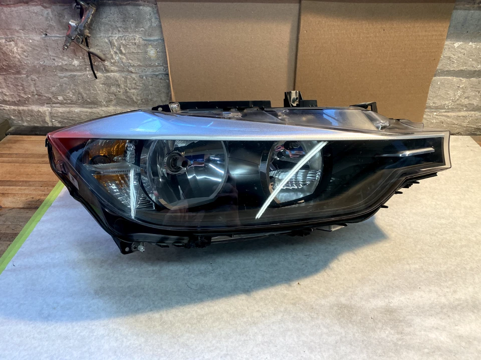 Conjunto de faros compuestos del lado derecho BMW 320i 328i M3 2012-2015. OEM 63117338710 Foto 2 de 4
