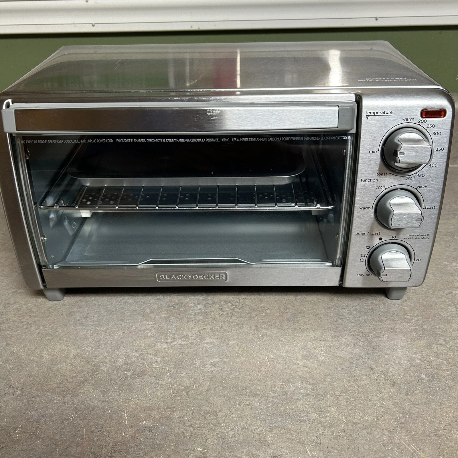 Black & Decker TO1745SSG 4-Slice Natural Convection Toaster Oven Bake Broil Warm