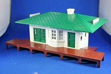 Plasticville - RS7 Railroad Passenger Station - Complete - Cracked Platform