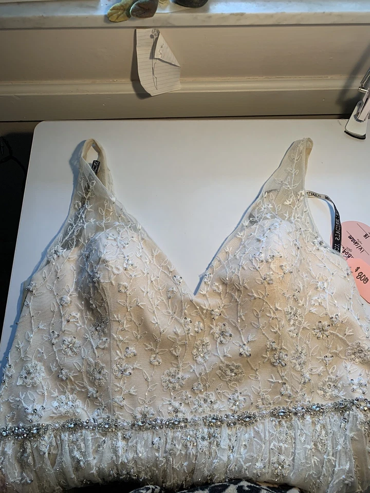 talla 18 Mon Cheri vestido de novia con cuentas, cuello en V, espalda ilusión, línea A, cinturón con cuentas Foto 3 de 4