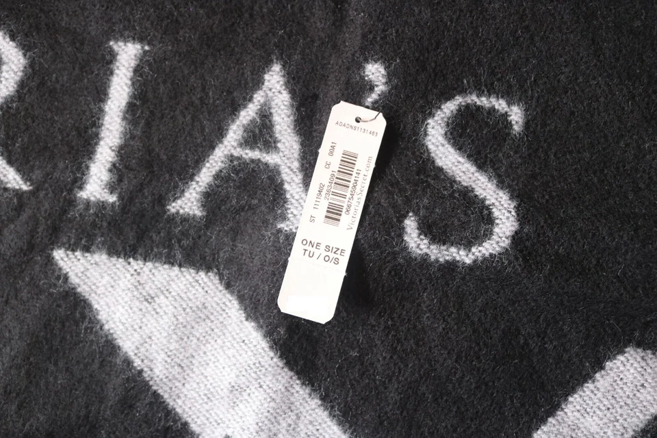 Manta negra para mujer Victoria’s Secret borde con flecos en el corazón talla única Foto 3 de 4