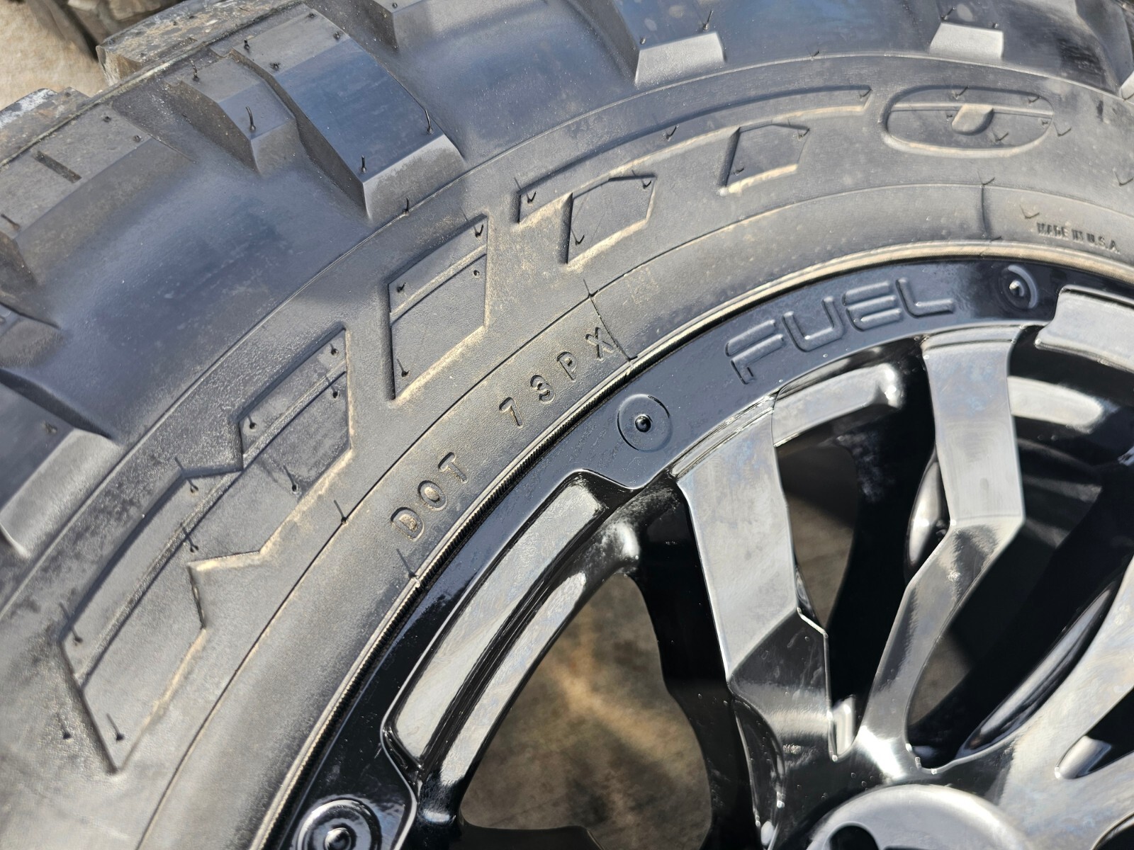 20x10 Fuel Blitz D674 Jeep Wrangler wheels rims Gladiator tires 18 35