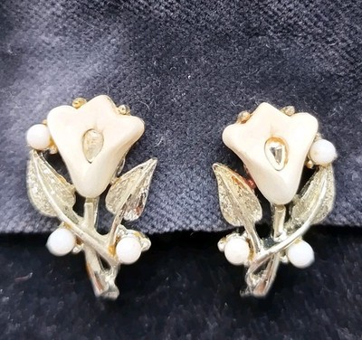 Vintage CORO Clip Ohrringe 1950er | Silberfarben | Weißer Lucite | Floral