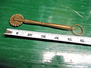 VINTAGE SOLID  BRASS   BAILED  PIE  CRIMPER   WHEEL 6'' & 1''   WHEEL  EXCELLENT