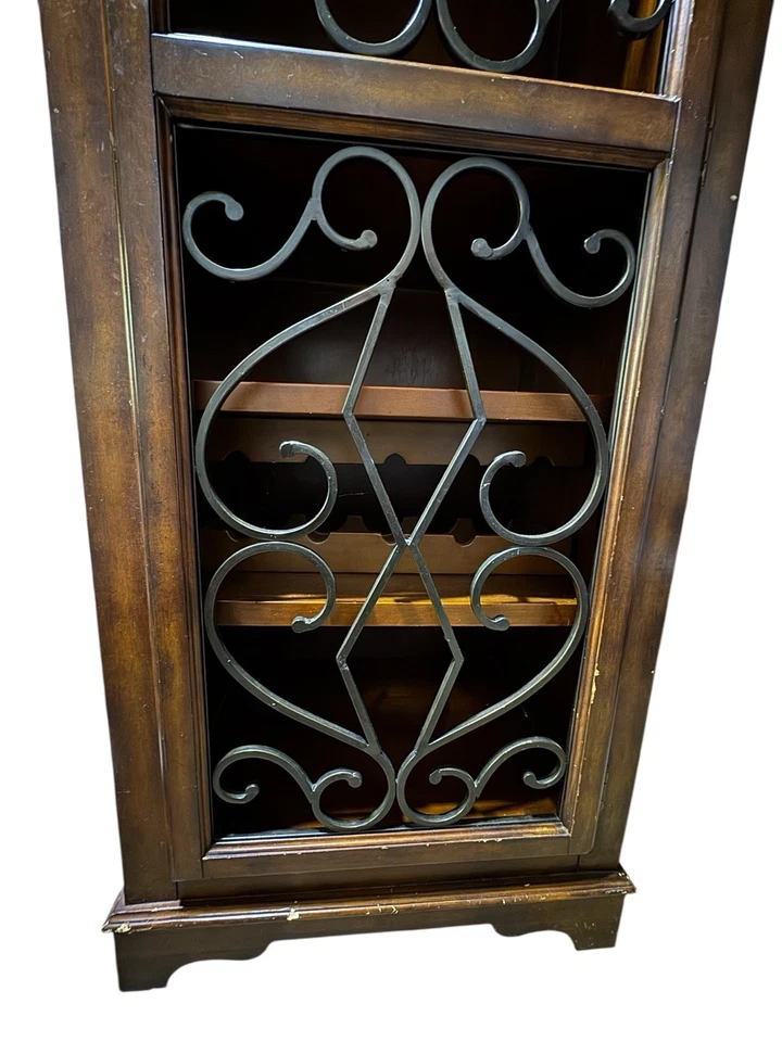Armario de vino de madera maciza estilo toscano con puerta de filigrana de hierro forjado Foto 4 de 4