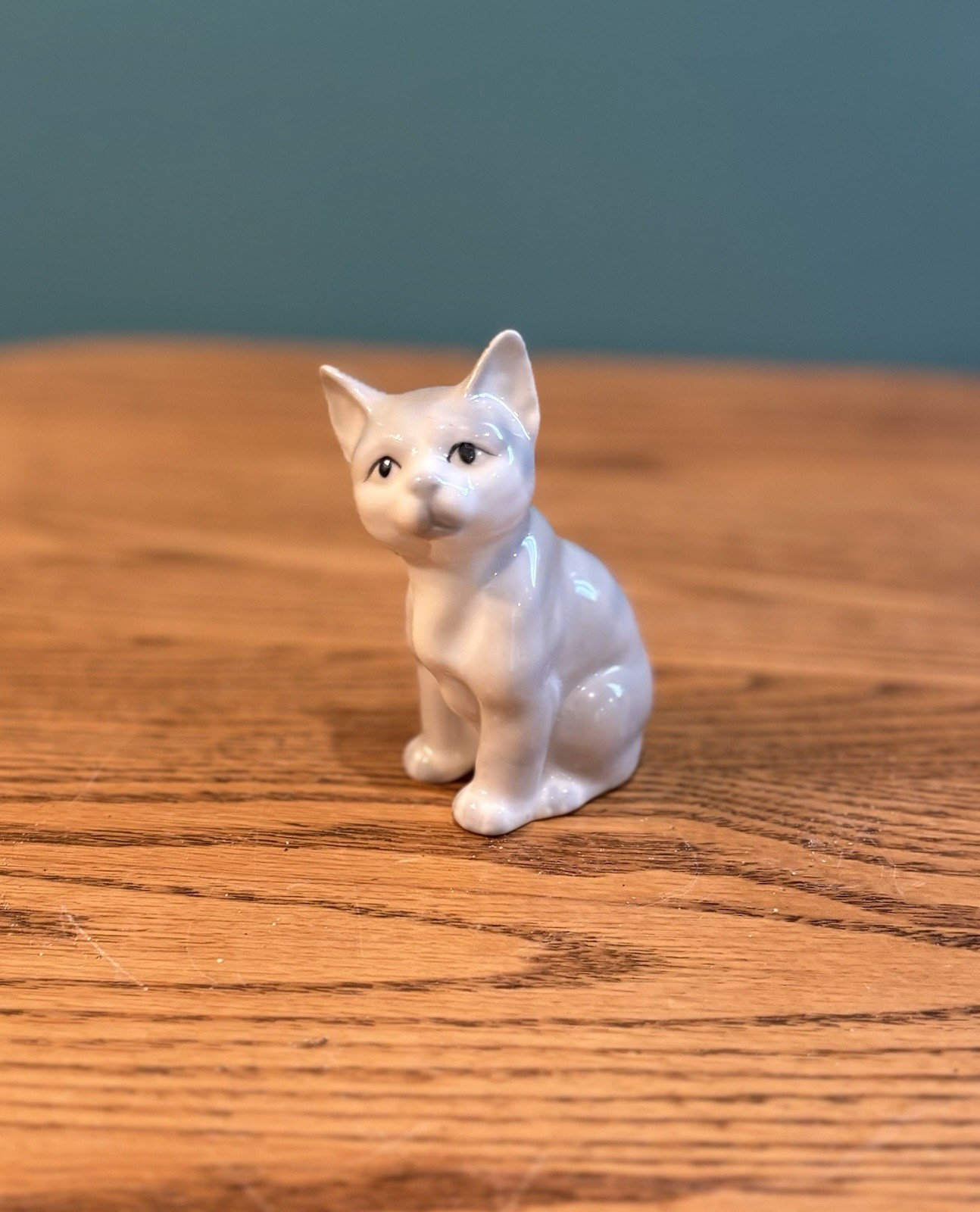 Pre Owned Precious Light Gray Sitting Kitty Cat Looking Up F