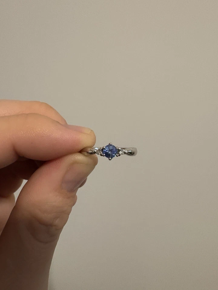 Anillo pequeño de platino con halo de diamantes de zafiro azul de Ceilán - 4,24 gms, talla 5, 0,52 quilates Foto 3 de 4