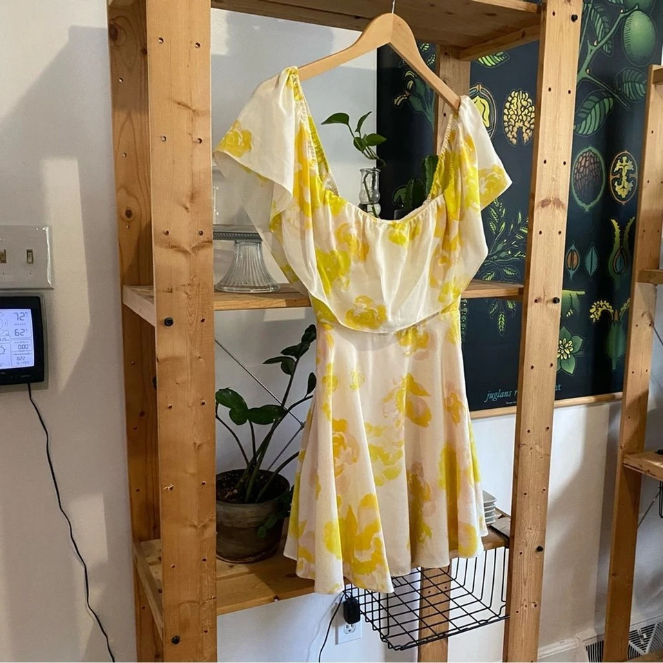 Mini Vestido Amanda Uprichard Amarillo Crema Estampado Floral Seda Hombro Descubierto Delilah Foto 4 de 4