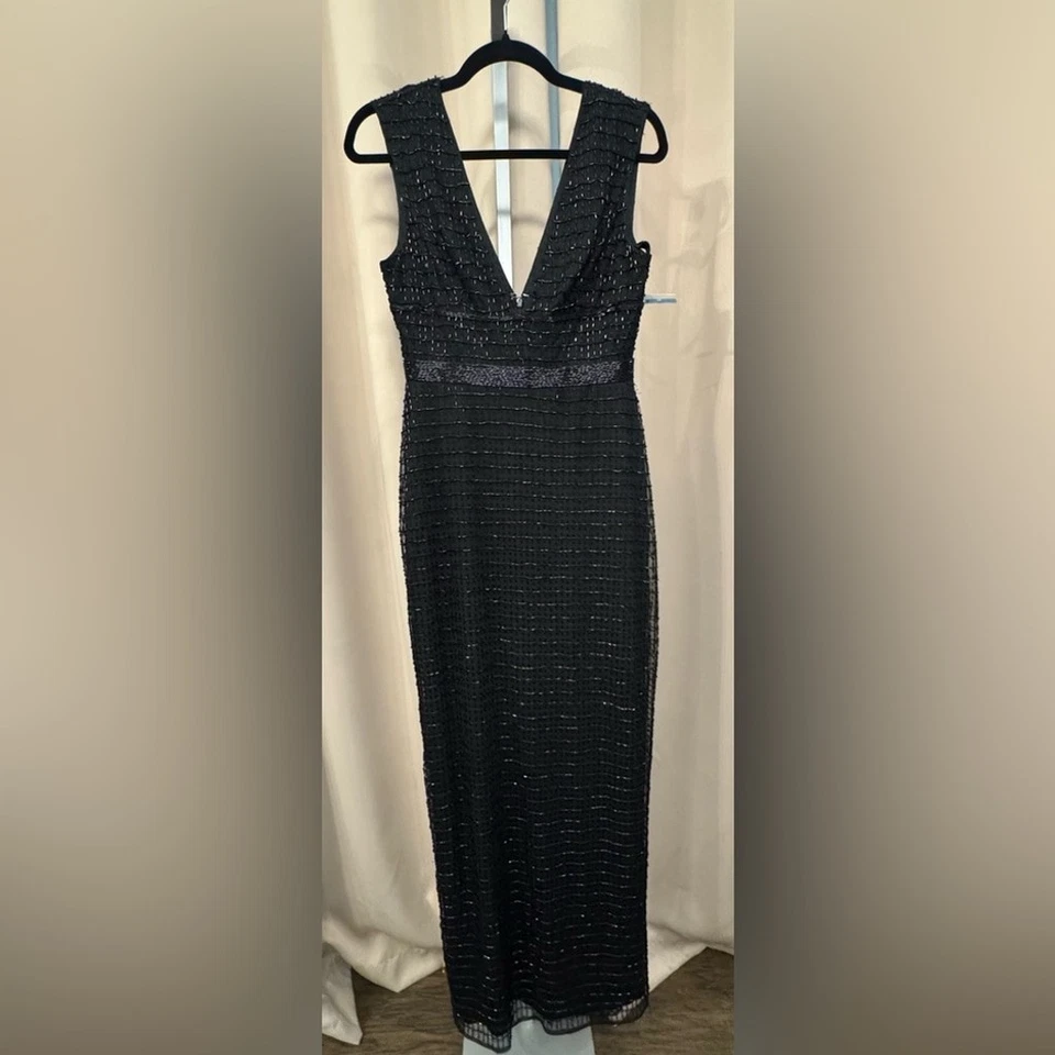 Mac Duggal 黑色串珠帽袖 V 领柱式礼服 — 第 3/4 张图片